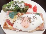 お食事ワッフル　ピザワッフル　半熟卵&生ハム　アール・エル　クロワッサンカフェ