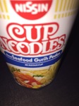 Nissin Cup Noodles Rasa Seafood Gurih Pedas ドバイで食べるカップヌードル