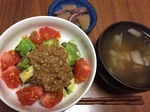 トマトアボカド納豆丼の献立