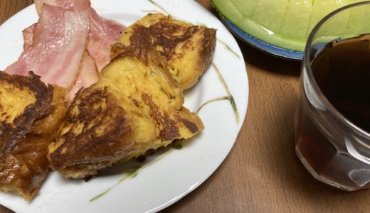 お店で食べるよりもおいしいかも！　ボローニャのデニッシュ食パンでフレンチトースト♪ベーコン添えて甘辛ブランチ