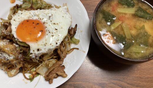 焼きそばに味噌スープ