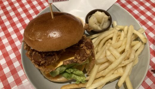 丸ごとカニが入ってる？！　丸ごとカニバーガー　ドムドムハンバーガープラス銀座　