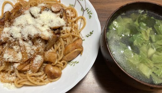 ロールキャベツの汁でキャベツとワカメのスープとナポリタンでランチ