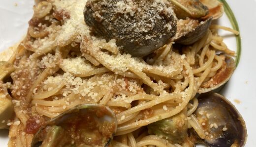 アサリとアボカドのトマトソースパスタ