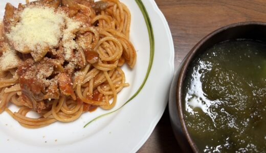 とろろ昆布で作る即席お吸い物と舞茸とニンニクとツナのトマトソースパスタでランチ